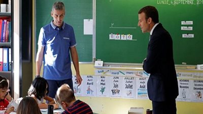 الرئيس الفرنسي يتفقد المدارس ويتقرب من المعلمين ويداعب الاطفال ..بعد تراجع شعبيته