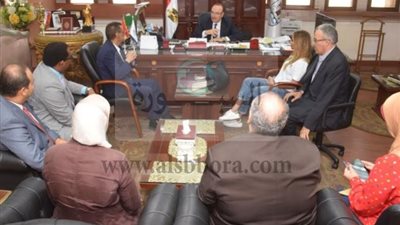 محافظ بني سويف يبحث الإستفادة من جهود قطاع تنظيم الأسرة والرائدات الريفيات لتوفير 25 ألف فرصة عمل بالقرى