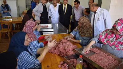 عادل مبارك يتابع ارشادات الصحة المهنية للوجبات باسبوع شباب الجامعات 