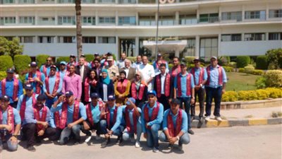 رئيس جامعه عين شمس ووفد طلابى فى زياره لمصابى القوات المسلحه بمستشفى المعادى العسكرى