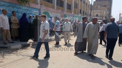 بالصور.. وفقة احتجاجية لمعلمي ديروط بأسيوط 