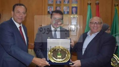 وزير التعليم العالي يكرم رؤساء الجامعات المشاركة في أسبوع شباب الجامعات الحادى عشر