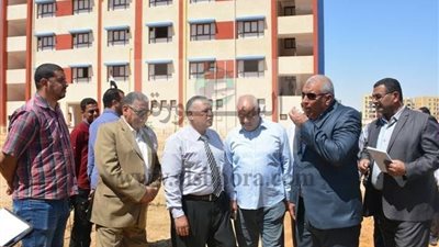 محافظ الوادى الجديد يتفقد مدرسه 25 يناير ويوجه بزراعه 100 نخله بها