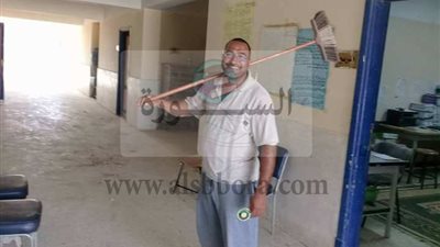 بالصور.. مدير مدرسة وأعضاء هيئة تدريس  يشاركون العمال تنظيف وتزين مدرستهم