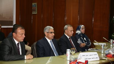 محافظ قنا ورئيس جامعة جنوب الوادى يشهدان مؤتمر المرأة صانعة السلام 