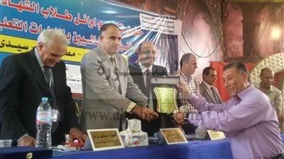 تكريم الطلاب الفائقين والرواد المثاليين بالنقابة الفرعية بدسوق