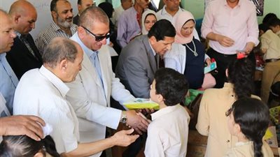  محافظ كفرالشيخ يتفقد عددا من المدارس مع بداية العام الدراسي الجديد..ويقدم الادوات المدرسية هدايا للتلاميذ..ويطلق حملة نظافة بجميع المدارس 