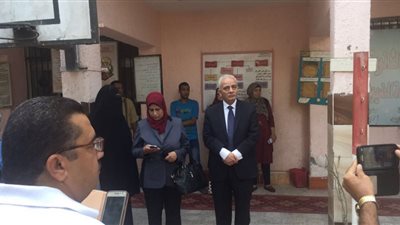 في أول يوم دراسي| التعليم: إحالة 4 معلمين للتحقيق بسبب غيابهم عن طابور الصباح 