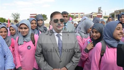بالصور.. محافظ الإسماعيلية يشهد طابور الصباح بمدارس فايد