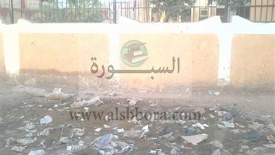 بالصور..القمامة والمياه يحاصران مدرستي القريا الإعدادية والابتدائية جنوب الأقصر