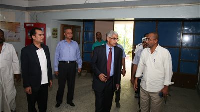 جولة تفقدية لرئيس جامعة جنوب الوادي بالمدن الجامعية