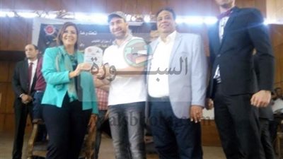 عميدة آداب عين شمس تكرم نضال الشافعي