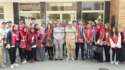 وفد من جامعه عين شمس يزور مصابى القوات المسلحه بمستشفى الحلميه العسكرى