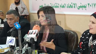 فى ملتقي المرأة العاملة.. 