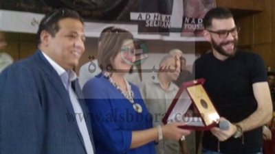 عميدة آداب عين شمس تكرم المطرب 