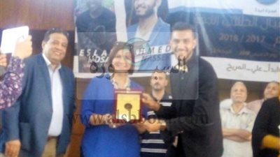 بالصور..عميدة آداب عين شمس تكرم المطرب أدهم سليمان ونجوم حفل استقبال الطلاب الجدد