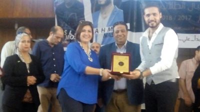 بالصور ..عميدة آداب عين شمس تكرم المطرب أدهم سليمان ونجوم حفل استقبال الطلاب الجدد