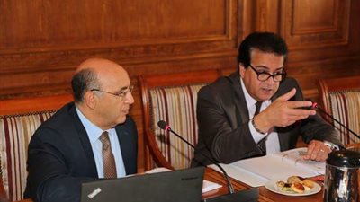  وزير التعليم العالي : تفعيل برنامج أستاذ لكل مصنع .. وضرورة التعاون مع الجامعات في المشروعات البحثية