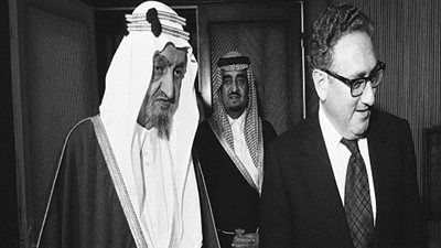 بالصور ..كائن فضائي بجور الملك سعود في كتاب الدراسات ومطالب باقالة الوزير