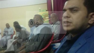 برلمانى يجتمع باهالى شريف باشا ببنى سويف لبحث حل مشكلات القرية