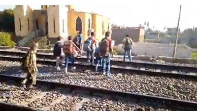 السبورة ترصد بالفيديو .. يوميات تلاميذ مصر على القضبان