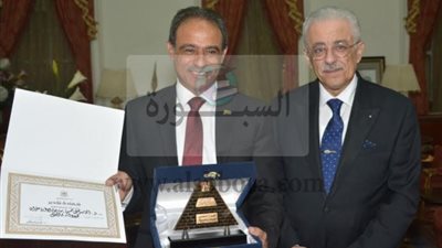 شوقى يكرم مدير إدارة حلوان لرفضه رشوة نصف مليون جنيه 