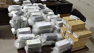 احباط محاولة تهريب هواتف محمولة بـ 200 ألف جنيه