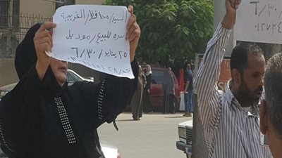 أسرة مصرية تعرض نفسها للبيع بسبب العام الدراسي وغلاء الاسعار..مين يشتري