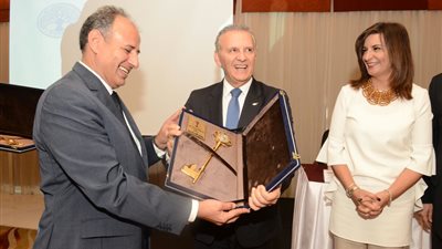 بالصور.. وزيرة الهجرة تطلق من الإسكندرية 