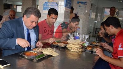 رئيس جامعة بنها يتفقد المدن الجامعية ببنها ويتناول الغذاء وسط الطلاب