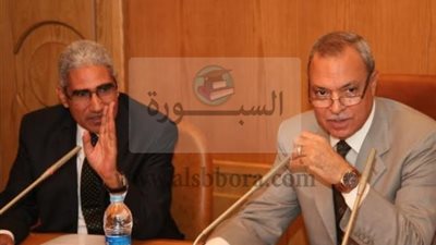 محافظ قنا ورئيس جامعة جنوب الوادى يقومان بتسليم منحة مشروع تطوير حى منطقة المساكن