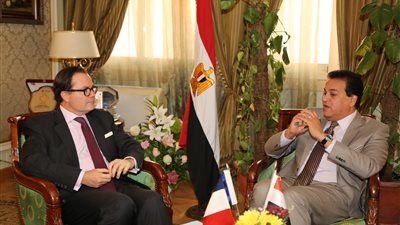 بالصور .. وزير التعليم العالي يستقبل سفير الجمهورية الفرنسية