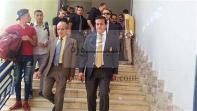بالصور.. وزير التعليم العالي فى زيارة مفاجأة لمعهد القاهرة الجديدة للعلوم الإدارية