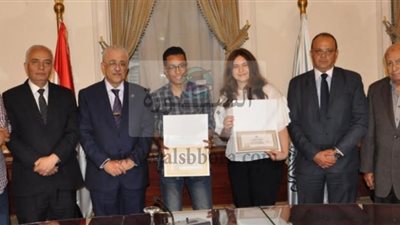 صور.. شوقى يكرم ثلاثة طلاب من  المتفوقين بالثانوية العامة 