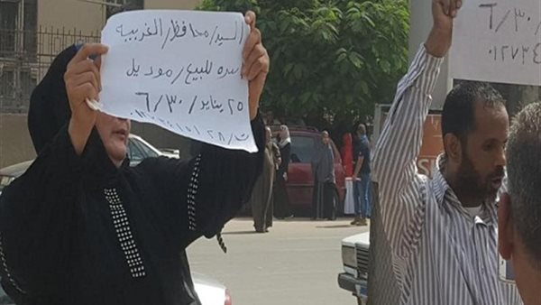 اسرة تعرض نفسها للبيع