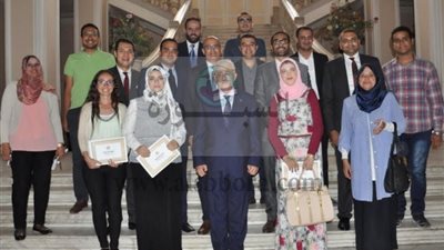  شوقى يكرم الطلاب والباحثين الفائزين فى مسابقة (cell press) فى مجال البحث العلمى 
