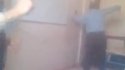    بالفيديو |  معلم يلقن  تلميذ بالجيزة 