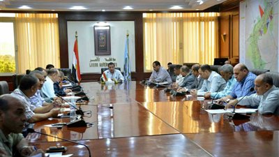 محافظ الأقصر يلتقى وفد وزارة الموارد المائية والرى لمناقشة الخطط الامنية لمخرات السيول 