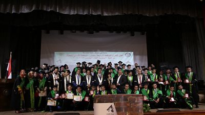 رئيس جامعة  بني سويف يشهد حفل تخرج طلاب الهندسة