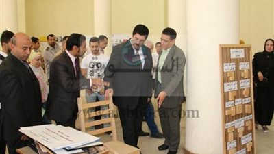 رئيس جامعة بنى سويف يفتتح المعرض الفني لإبداعات الطلبة بكلية الفنون التطبيقية
