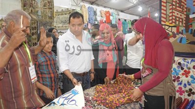 محافظ الأقصر يفتتح معرض المشغولات اليدوية للفتيات الصم والبكم 