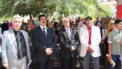 رئيس الجامعة يلتقي وطلاب الإعلام في احتفالات ذكرى نصر أكتوبر