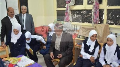 محافظ الإسماعيلية يتفقد انتظام العملية التعليمية بالقنطرة غرب