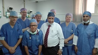 بالصور.. وفد طبي هولندي يجري جراحات دقيقة بمستشفى قنا الجامعي