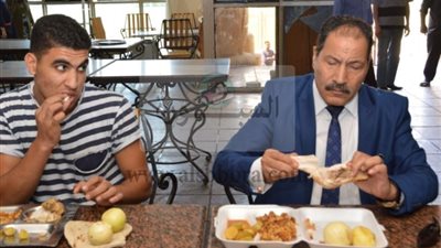 نائب رئيس جامعة عين شمس فى جوله تفقدية للمطاعم الرئيسيه بالمدينه الجامعيه