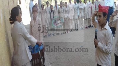 طابور الصباح فى الشارع بمدرسة الطود الابتدائية بالأقصر.. ووكيل الوزارة: كله تمام 