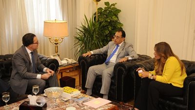 وزير الإسكان والسفير الفرنسي بالقاهرة يبحثان فرص الاستثمار بالمدن الجديدة 
