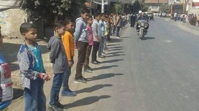 طلاب يصطفون لتوديع جثمان معلمتهم 