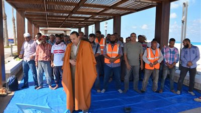 وزير الإسكان يصلى الجمعة مع عمال 
