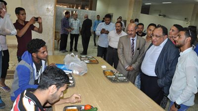 رئيس جامعة حلوان فى جولة تفقدية للمطعم المركزى